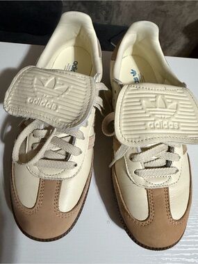 adidas  / Cream Low-Top Leather Sneakers size 6.5